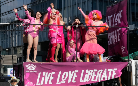 Freiwillige tragen eine riesige Regenbogenfahne bei der Pride-Parade in Seoul. - Foto: Ahn Young-joon/AP/dpa