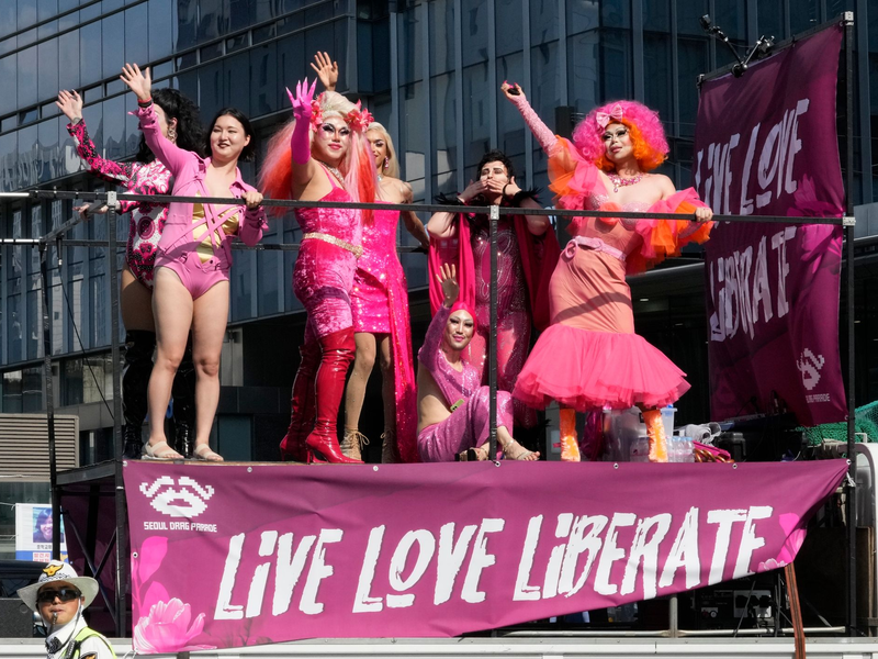 Freiwillige tragen eine riesige Regenbogenfahne bei der Pride-Parade in Seoul. - Foto: Ahn Young-joon/AP/dpa
