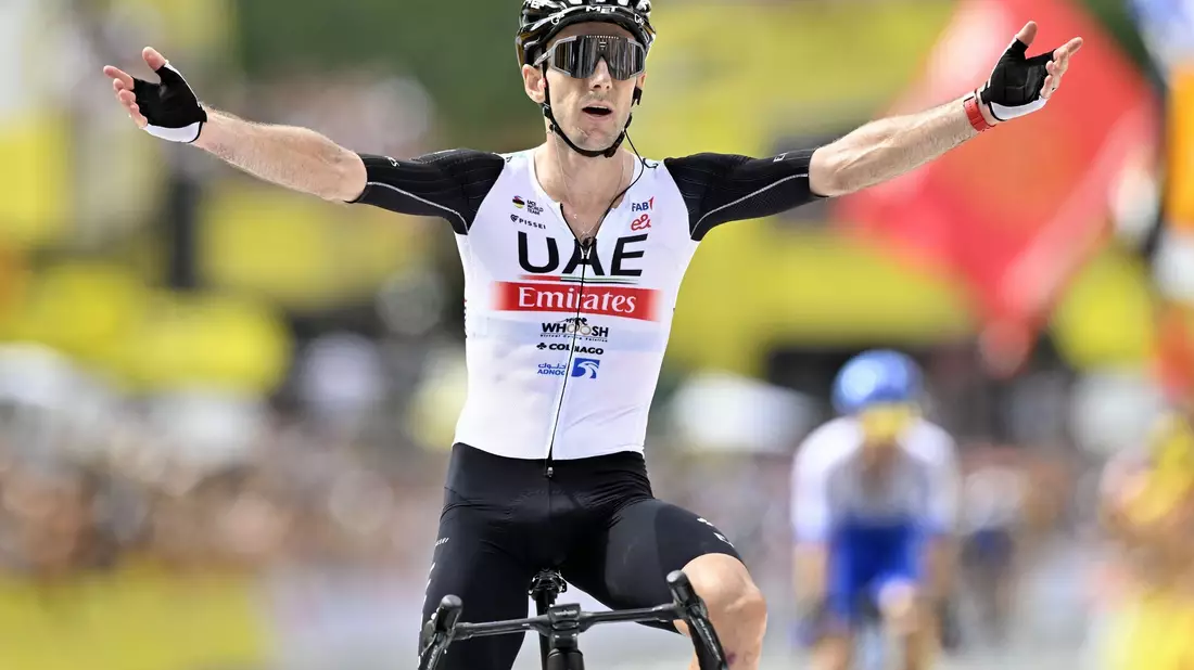 Verteidigte auf der längsten Etappe der diesjährigen Tour de France erfolgreich sein Gelbes Trikot: Der Brite Adam Yates. - Bild: Dirk Waem/Belga/dpa