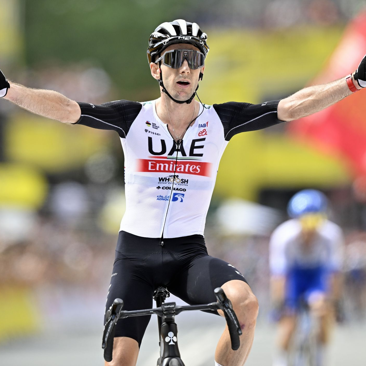 Der Brite Adam Yates gewann den ersten Tagesabschnitt der 110. Tour de France vor seinem Zwillingsbruder. - Foto: Dirk Waem/Belga/dpa