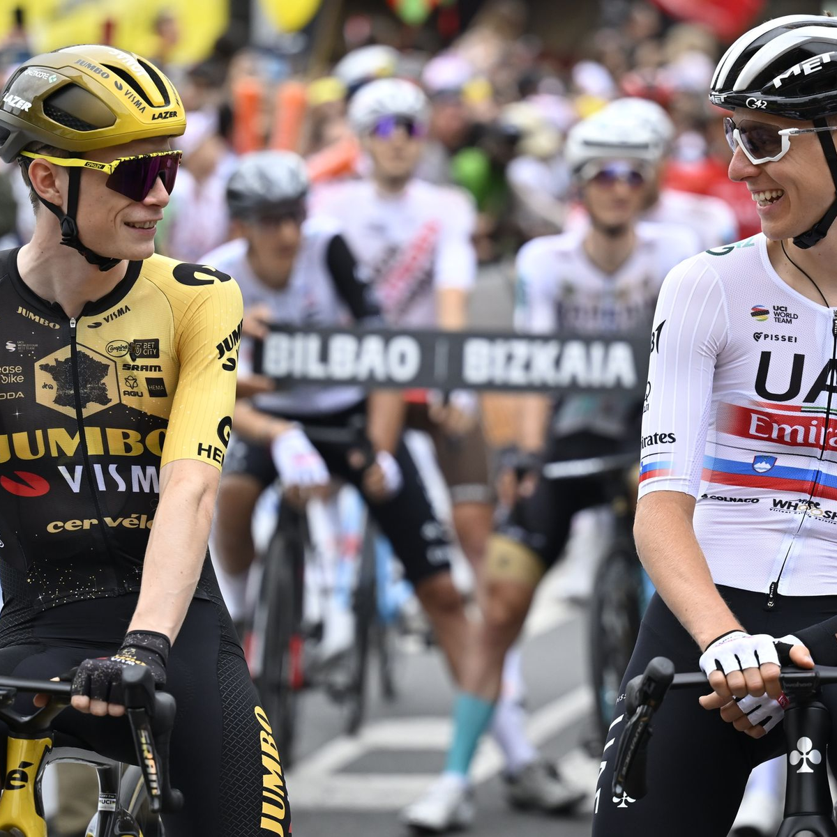Die Experten erwarten im Kampf um das Gelbe Trikot einen engen Zweikampf zwischen Titelverteidiger Jonas Vingegaard (l) und Tadej Pogacar. - Foto: Dirk Waem/Belga/dpa