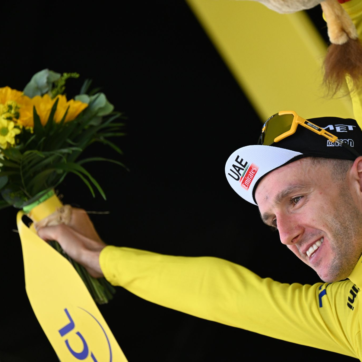 Durch den Sieg geht Adam Yates im Gelben Trikot auf die nächste Etappe. - Foto: Jasper Jacobs/Belga/dpa