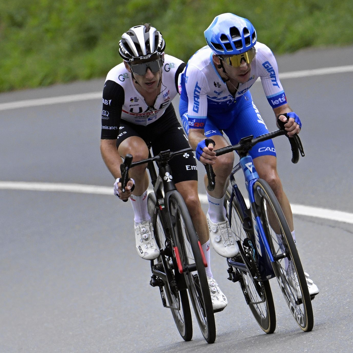 Die Yates-Brüder Simon (r) und Adam hatten sich kurz vor dem Ziel abgesetzt. - Foto: Pool Bernard Papon/Belga/dpa