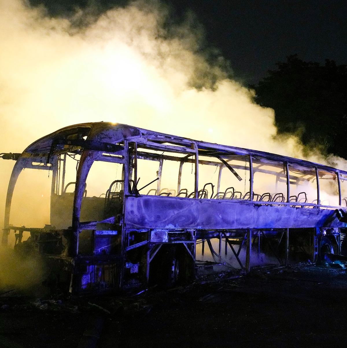 Rauch steigt bei nächtlichen Krawallen aus einem ausgebrannten Bus in Nanterre. - Foto: Lewis Joly/AP/dpa