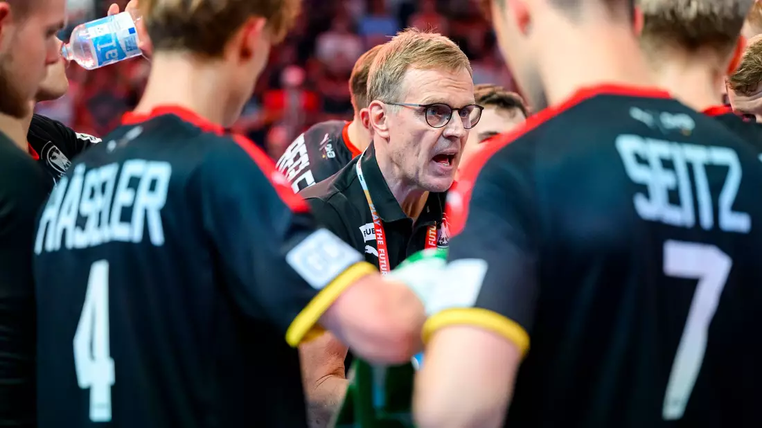 Die deutschen U-21-Handballer um Bundestrainer Martin Heuberger (M.) erreichten das WM-Finale. - Bild: Marco Wolf/wolf-sportfoto/dpa