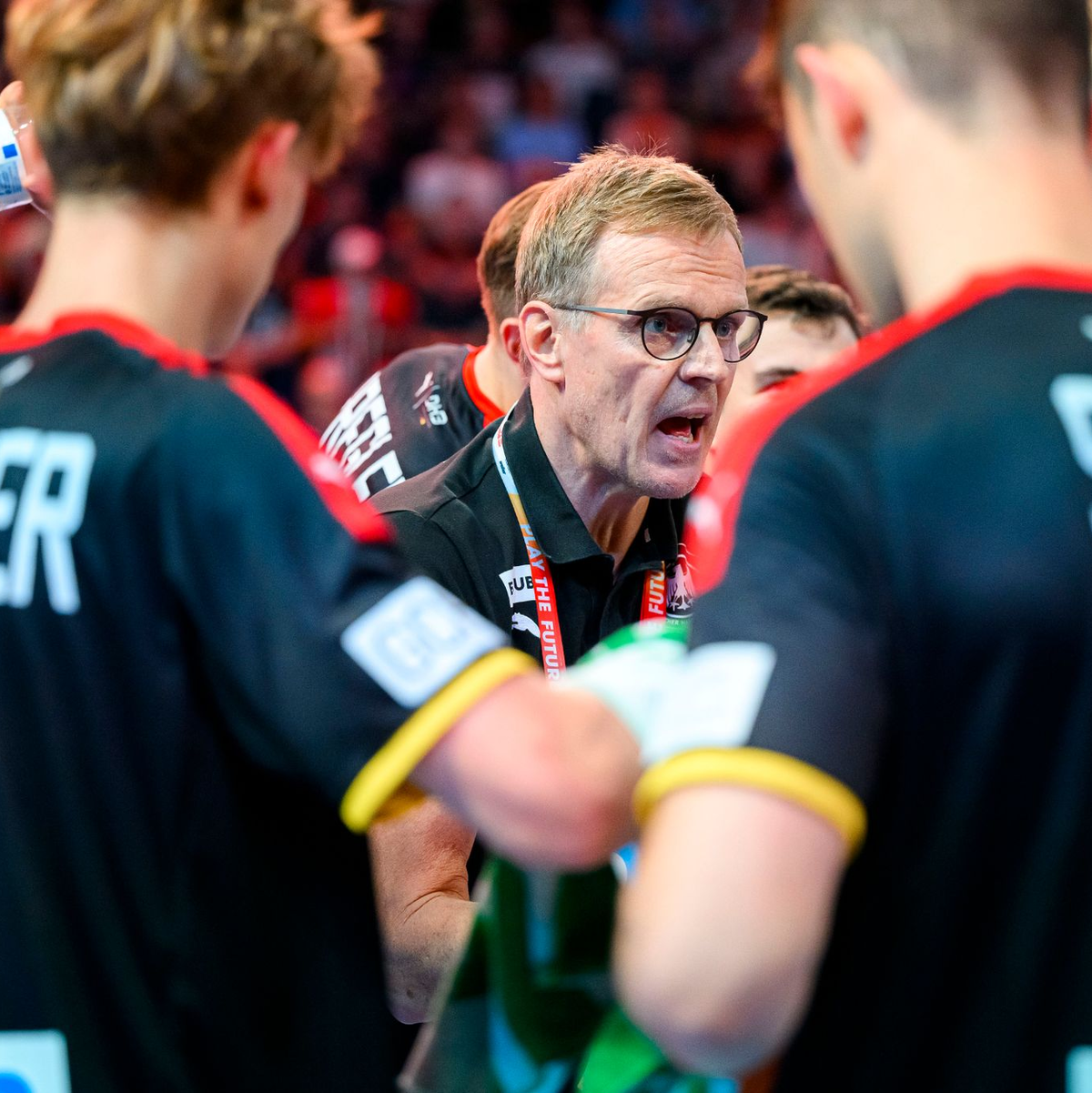 Die deutschen U-21-Handballer um Bundestrainer Martin Heuberger (M.) erreichten das WM-Finale. - Foto: Marco Wolf/wolf-sportfoto/dpa