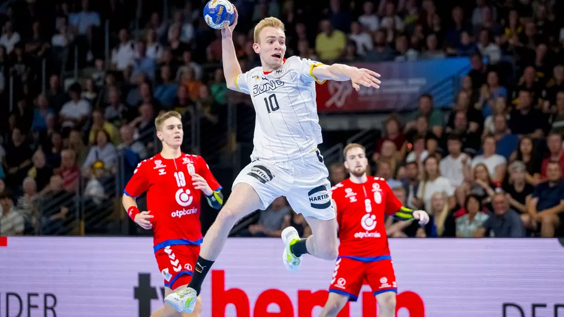 Die deutschen U-21-Handballer um Florian Kranzmann (M.) erreichten das WM-Finale. - Bild: Sascha Klahn/dpa