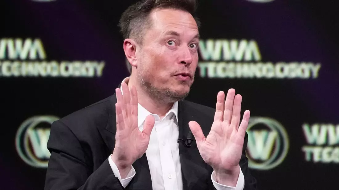 Elon Musks Neuralink hat im Mai die Erlaubnis bekommen, das flache und runde Implantat in einer klinischen Studie Menschen einzusetzen. - Bild: Michel Euler/AP/dpa