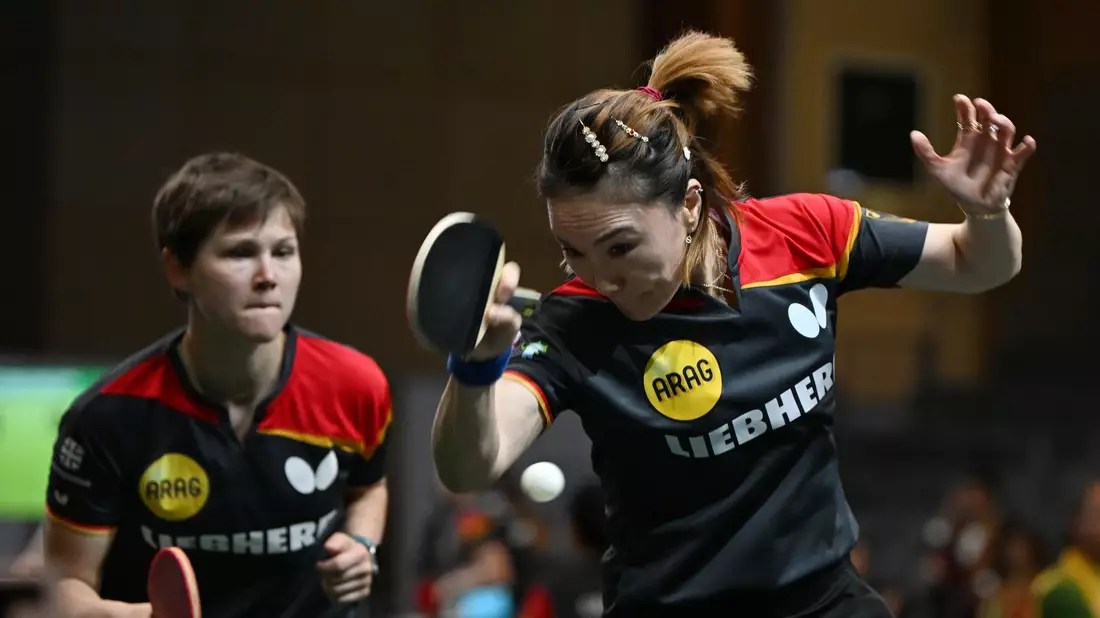 Das Team um Nina Mittelham (l) und Shan Xiaona verlor der Finale gegen Rumänien. - Bild: Tao Xiyi/Xinhua/dpa