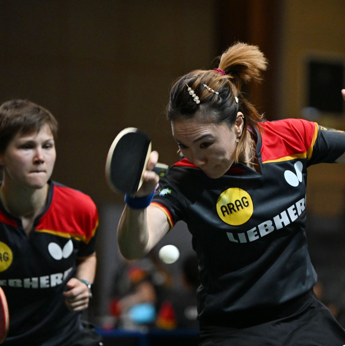 Das Team um Nina Mittelham (l) und Shan Xiaona verlor der Finale gegen Rumänien. - Foto: Tao Xiyi/Xinhua/dpa