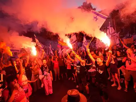 Israelis protestieren erneut gegen die Pläne der Regierung von Premierminister Netanjahu, das Justizsystem zu reformieren. - Foto: Ariel Schalit/AP/dpa