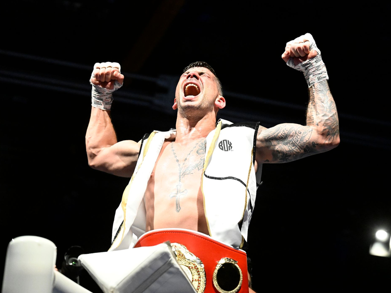 Profiboxer Vincenzo Gualtieri (r) verlor seinen WM-Titel wieder. - Foto: Roberto Pfeil/dpa