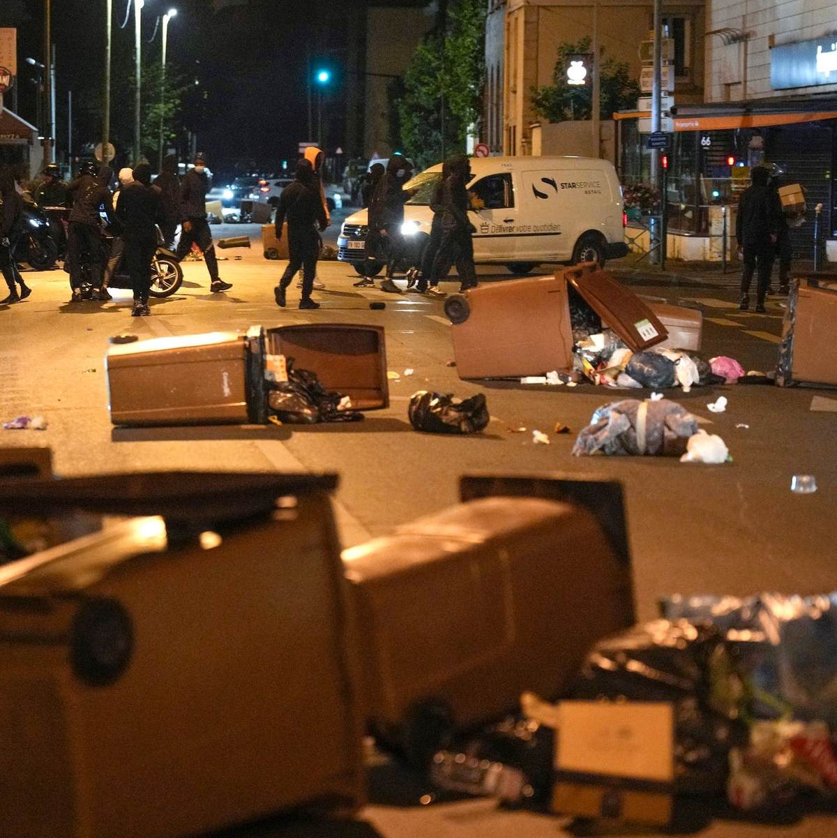 Protestierende blockieren eine Straße mit Mülleimern in Colombes, außerhalb von Paris. - Foto: Lewis Joly/AP