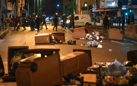 Protestierende blockieren eine Straße mit Mülleimern in Colombes, außerhalb von Paris. - Foto: Lewis Joly/AP