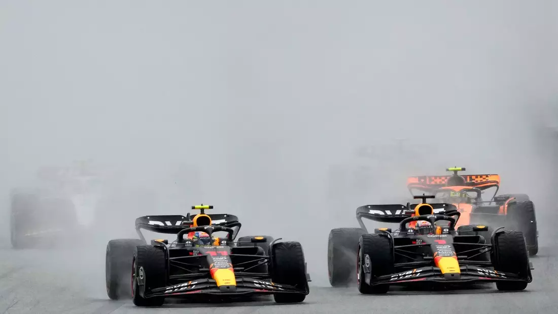 Sergio Perez (M) und Max Verstappen (r) auf der Rennstrecke in Spielberg. - Bild: Darko Vojinovic/AP/dpa