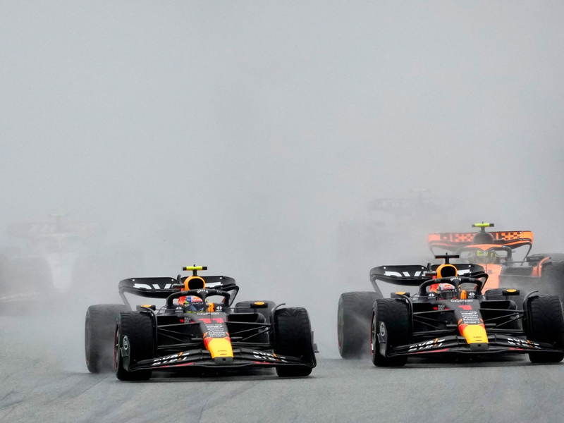 Sergio Perez (M) und Max Verstappen (r) auf der Rennstrecke in Spielberg. - Foto: Darko Vojinovic/AP/dpa