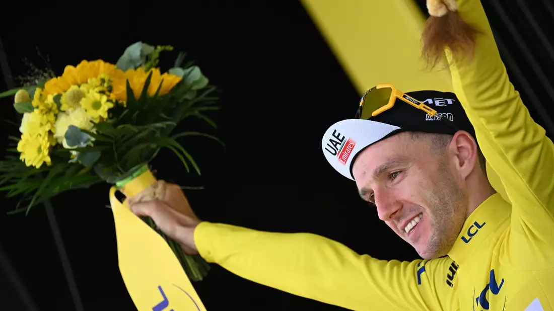 Adam Yates aus Großbritannien jubelt nach seinem Etappensieg. - Bild: Jasper Jacobs/Belga/dpa