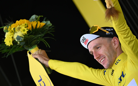 Adam Yates aus Großbritannien jubelt nach seinem Etappensieg. - Foto: Jasper Jacobs/Belga/dpa