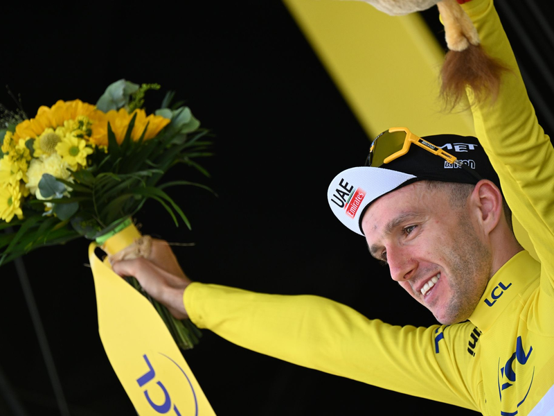 Adam Yates aus Großbritannien jubelt nach seinem Etappensieg. - Foto: Jasper Jacobs/Belga/dpa