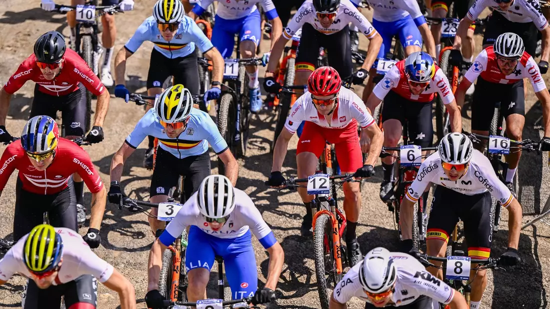 Das Fahrerfeld beim Cross-Country-Wettbewerb. - Bild: Laurie Dieffembacq/Belga/dpa