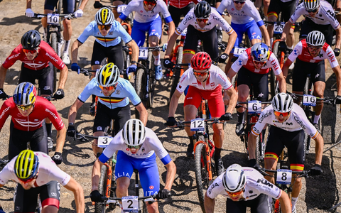 Das Fahrerfeld beim Cross-Country-Wettbewerb. - Foto: Laurie Dieffembacq/Belga/dpa