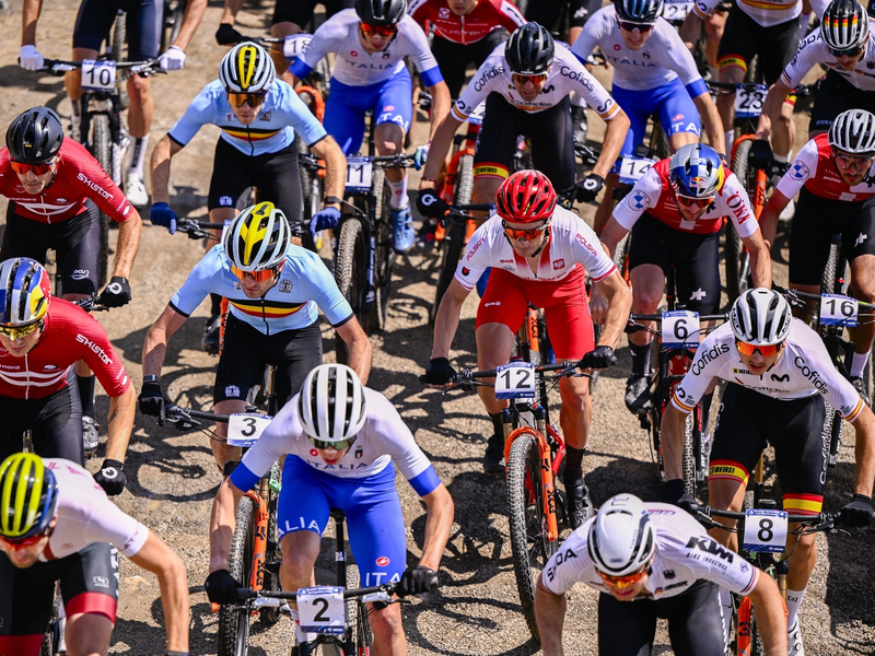 Das Fahrerfeld beim Cross-Country-Wettbewerb. - Foto: Laurie Dieffembacq/Belga/dpa