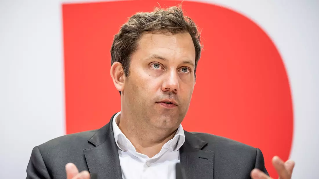 SPD-Chef Lars Klingbeil hält die Erhöhung des Mindestlohns für nicht ausreichend. - Bild: Michael Kappeler/dpa