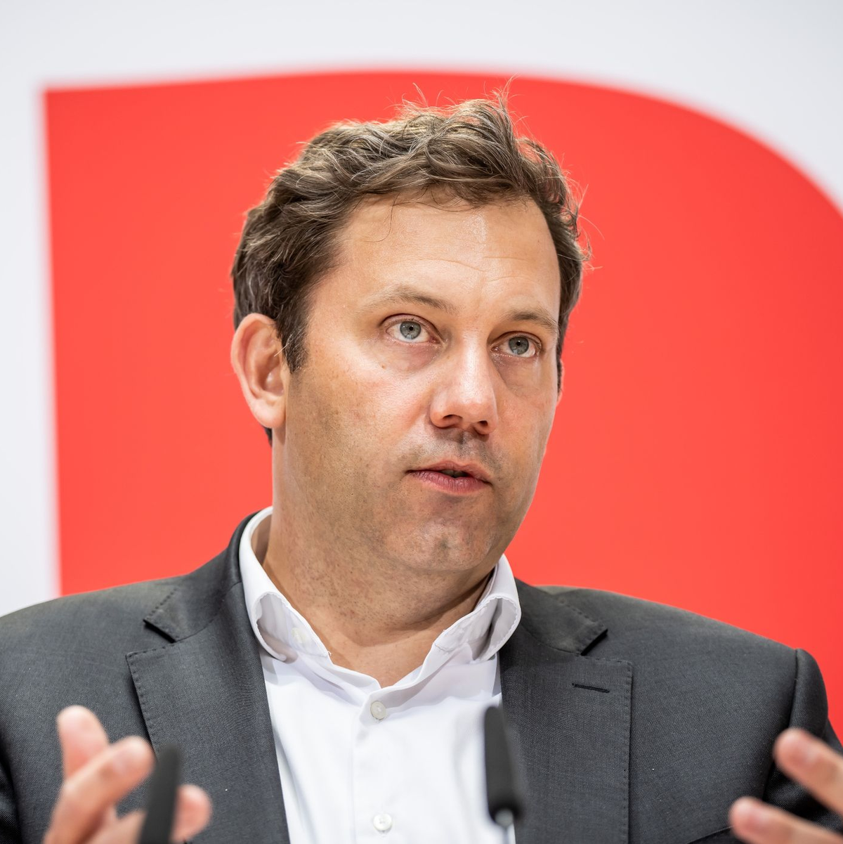 SPD-Chef Lars Klingbeil hält die Erhöhung des Mindestlohns für nicht ausreichend. - Foto: Michael Kappeler/dpa