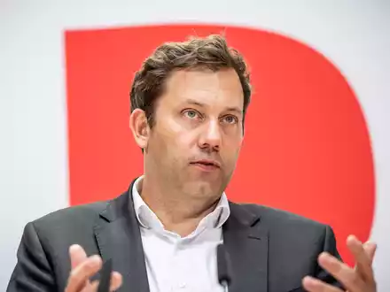 SPD-Chef Lars Klingbeil sagt, das Thema Migration werde auf dem SPD-Parteitag Raum bekommen. - Foto: Michael Kappeler/dpa