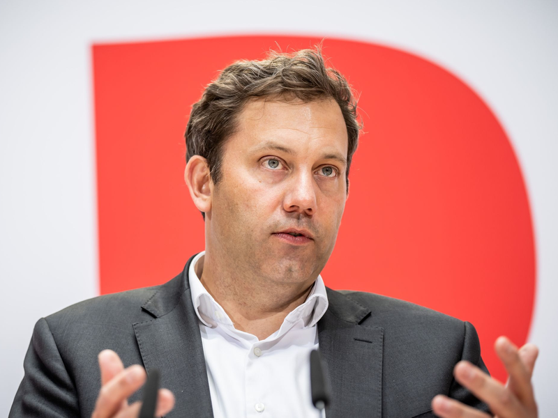 SPD-Chef Lars Klingbeil sagt, das Thema Migration werde auf dem SPD-Parteitag Raum bekommen. - Foto: Michael Kappeler/dpa