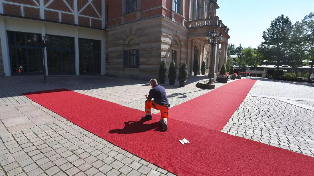 Roter Teppich für die Prominenz aus Politik, Kultur und Gesellschaft (Archivbild). - Bild: Karl-Josef Hildenbrand/dpa