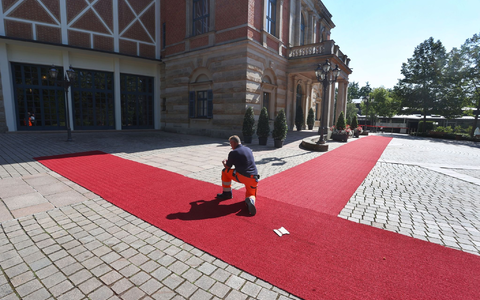 Roter Teppich für die Prominenz aus Politik, Kultur und Gesellschaft (Archivbild). - Foto: Karl-Josef Hildenbrand/dpa