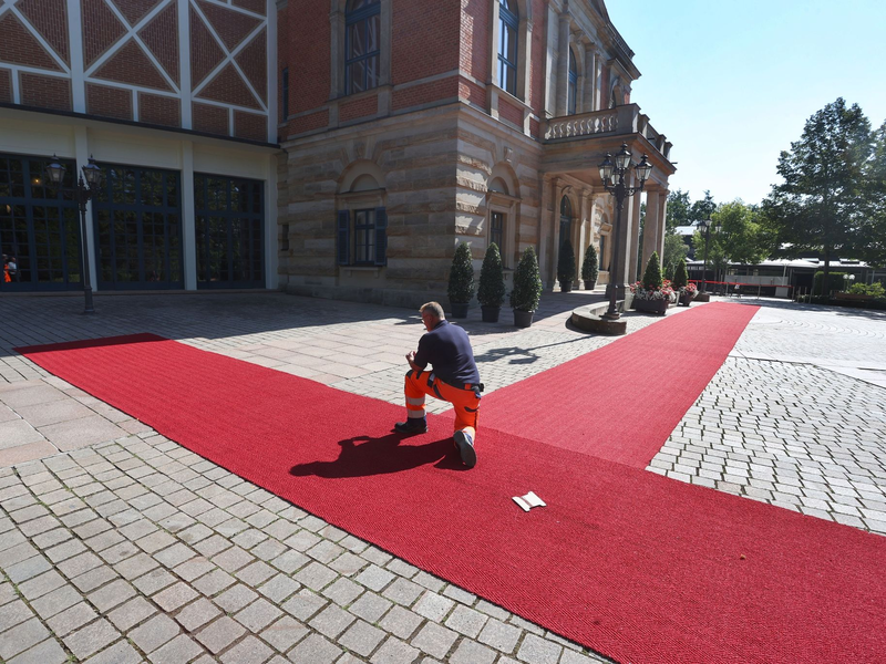 Roter Teppich für die Prominenz aus Politik, Kultur und Gesellschaft (Archivbild). - Foto: Karl-Josef Hildenbrand/dpa
