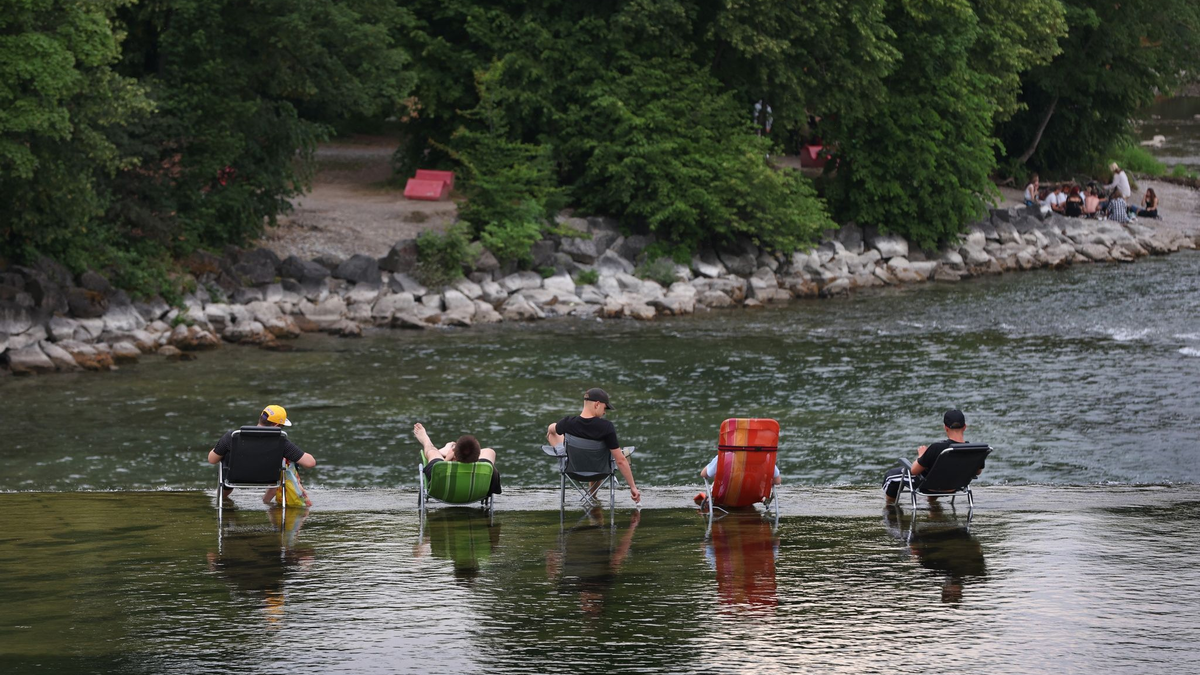 Junge Männer auf Campingstühlen in Landsberg am Lech. - Foto: Karl-Josef Hildenbrand/dpa