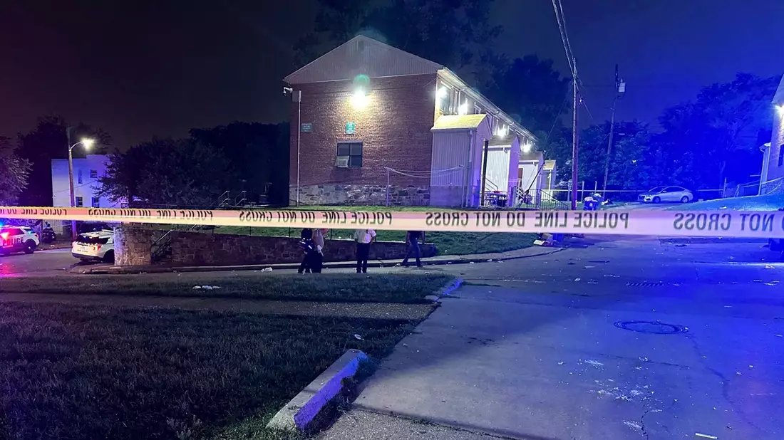 Nach den Schüssen sperrt die Polizei den Tatort im Stadtteil Brooklyn Homes in baltimore ab. - Bild: Uncredited/Baltimore Police Department/AP/dpa