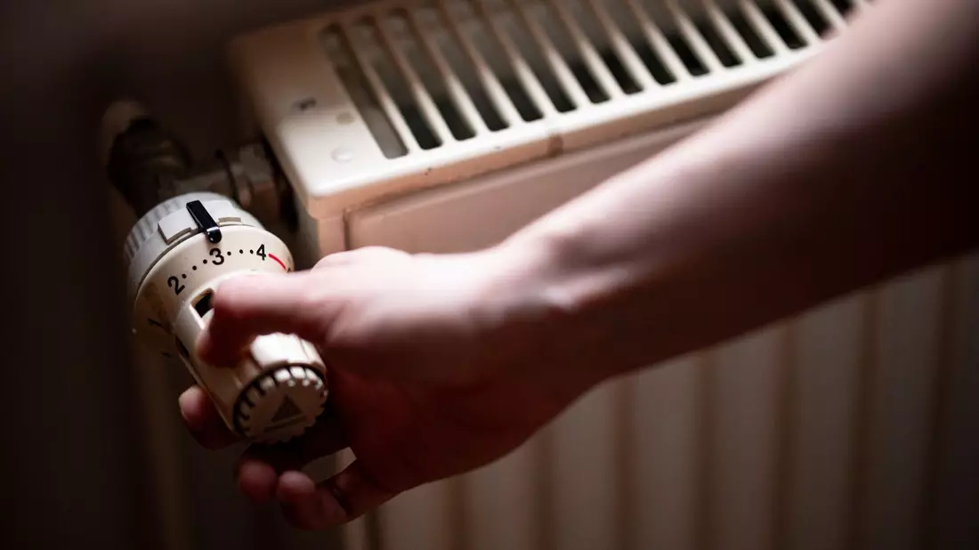 Ein älterer Heizkörper in einer Berliner Altbauwohnung. Die Menschen in Deutschland wollen sich in erster Linie auf ihre Energieversorgung verlassen können. - Bild: Fabian Sommer/dpa