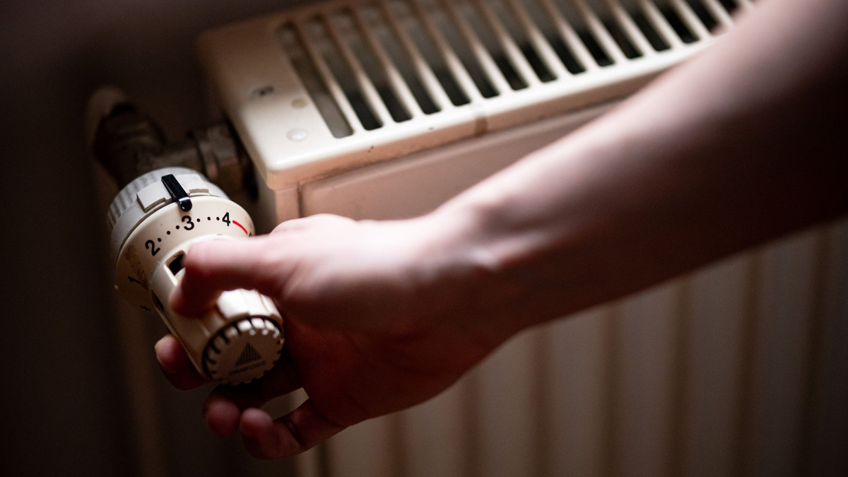 Ein älterer Heizkörper in einer Berliner Altbauwohnung. Die Menschen in Deutschland wollen sich in erster Linie auf ihre Energieversorgung verlassen können. - Foto: Fabian Sommer/dpa