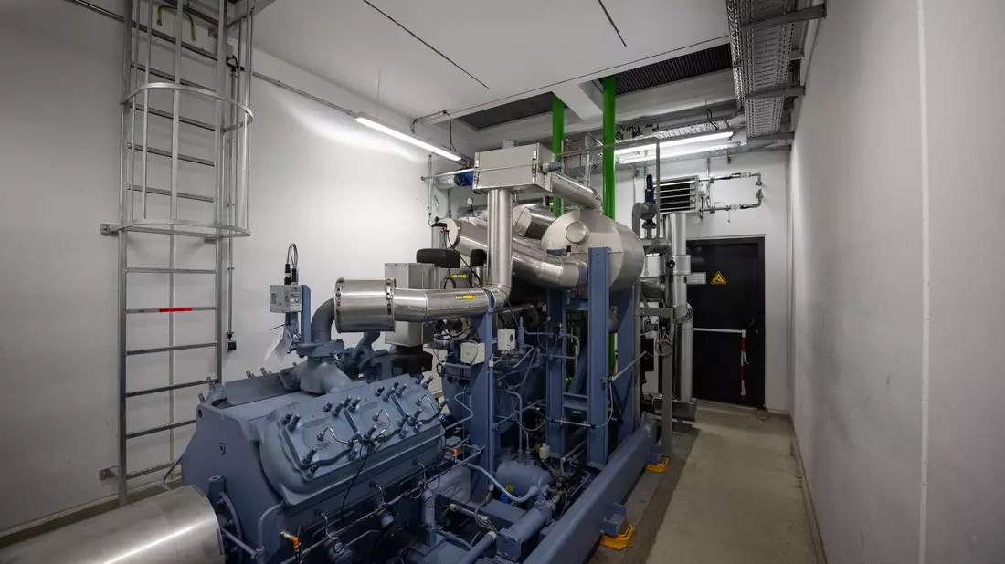Eine eingebaute Wärmepumpe auf dem Gelände der Fernheizwerk Neukölln AG. - Bild: Hannes P. Albert/dpa