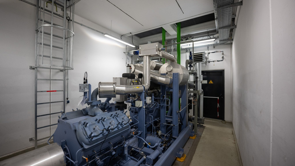 Eine eingebaute Wärmepumpe auf dem Gelände der Fernheizwerk Neukölln AG. - Foto: Hannes P. Albert/dpa