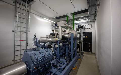 Eine eingebaute Wärmepumpe auf dem Gelände der Fernheizwerk Neukölln AG. - Foto: Hannes P. Albert/dpa