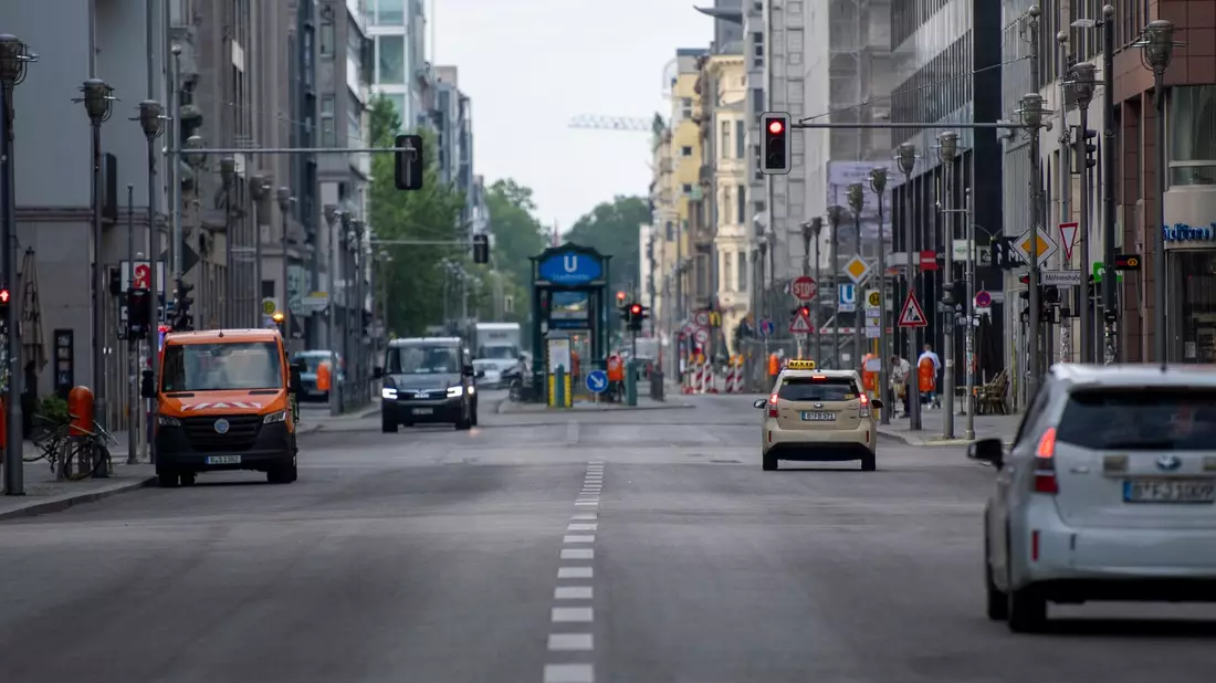 Autos fahren auf der Friedrichstraße. Seit dem 1. Juli ist das rund 500 Meter lange Teilstück der Friedrichstraße wieder für den Autoverkehr freigegeben. - Bild: Christophe Gateau/dpa