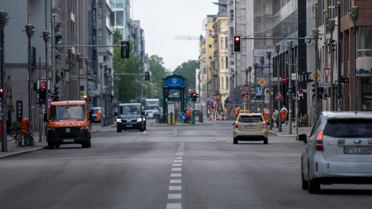 Autos fahren auf der Friedrichstraße. Seit dem 1. Juli ist das rund 500 Meter lange Teilstück der Friedrichstraße wieder für den Autoverkehr freigegeben. - Foto: Christophe Gateau/dpa