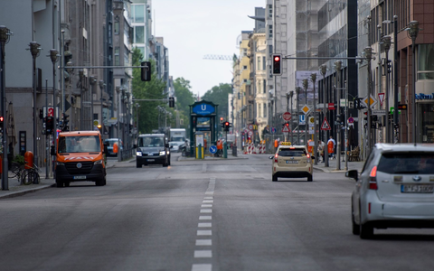 Autos fahren auf der Friedrichstraße. Seit dem 1. Juli ist das rund 500 Meter lange Teilstück der Friedrichstraße wieder für den Autoverkehr freigegeben. - Foto: Christophe Gateau/dpa Autos fahren auf der Friedrichstraße. Seit dem 1. Juli ist das rund 500 Meter lange Teilstück der Friedrichstraße wieder für den Autoverkehr freigegeben. - Foto: Christophe Gateau/dpa