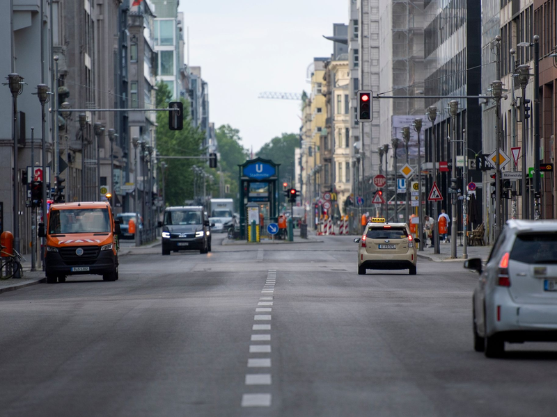 Autos fahren auf der Friedrichstraße. Seit dem 1. Juli ist das rund 500 Meter lange Teilstück der Friedrichstraße wieder für den Autoverkehr freigegeben. - Foto: Christophe Gateau/dpa