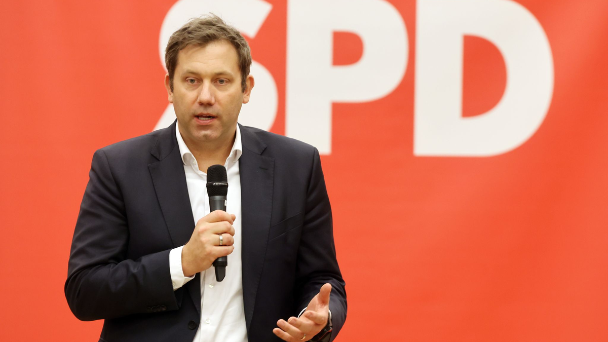 SPD-Chef Lars Klingbeil im Bürger-Gespräch in Erfurt. - Foto: Bodo Schackow/dpa