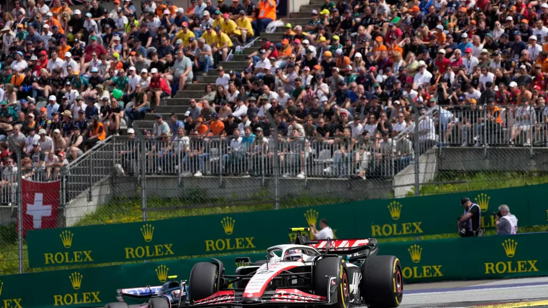 Was für eine Freude, als es endlich so weit war: Das Ende der podestslosen Zeit von Nico Hülkenberg. (Archivbild) - Bild: Darko Bandic/AP/dpa