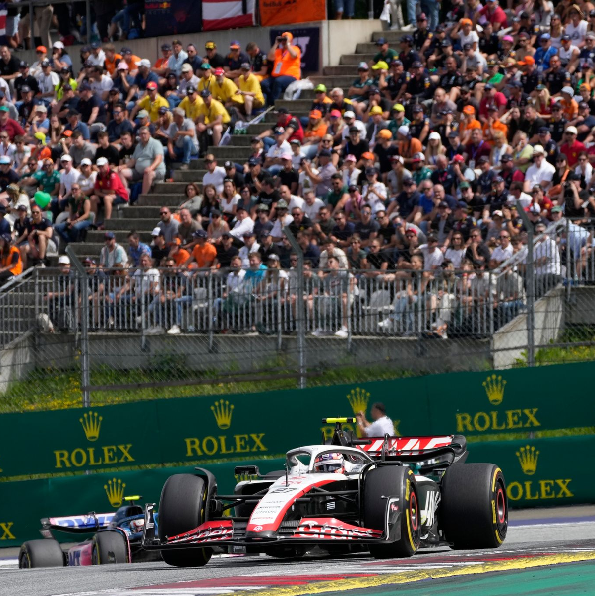 Was für eine Freude, als es endlich so weit war: Das Ende der podestslosen Zeit von Nico Hülkenberg. (Archivbild) - Foto: Darko Bandic/AP/dpa