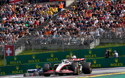 Was für eine Freude, als es endlich so weit war: Das Ende der podestslosen Zeit von Nico Hülkenberg. (Archivbild) - Foto: Darko Bandic/AP/dpa