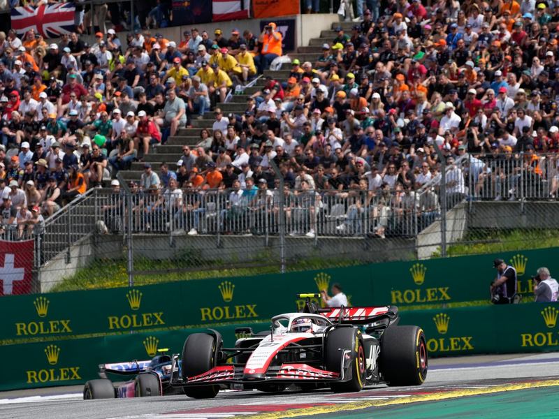 Was für eine Freude, als es endlich so weit war: Das Ende der podestslosen Zeit von Nico Hülkenberg. (Archivbild) - Foto: Darko Bandic/AP/dpa