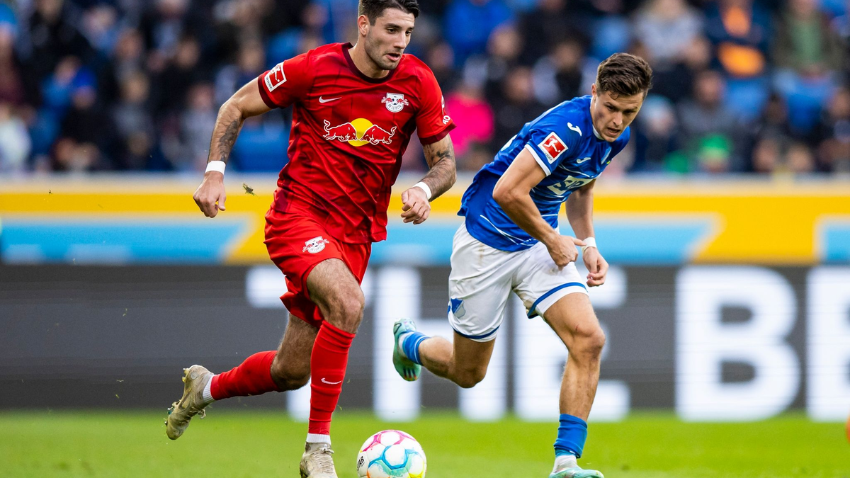 Dominik Szoboszlai (l) verlässt DFB-Pokalsieger RB Leipzig und wechselt zum FC Liverpool - Foto: Tom Weller/dpa